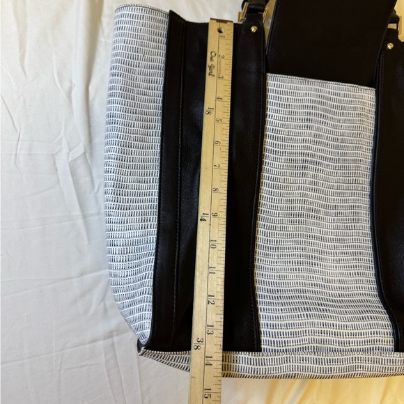 Pour La Victoire Black and White Tote Bag with Color-Block Design - Picture 9 of 9